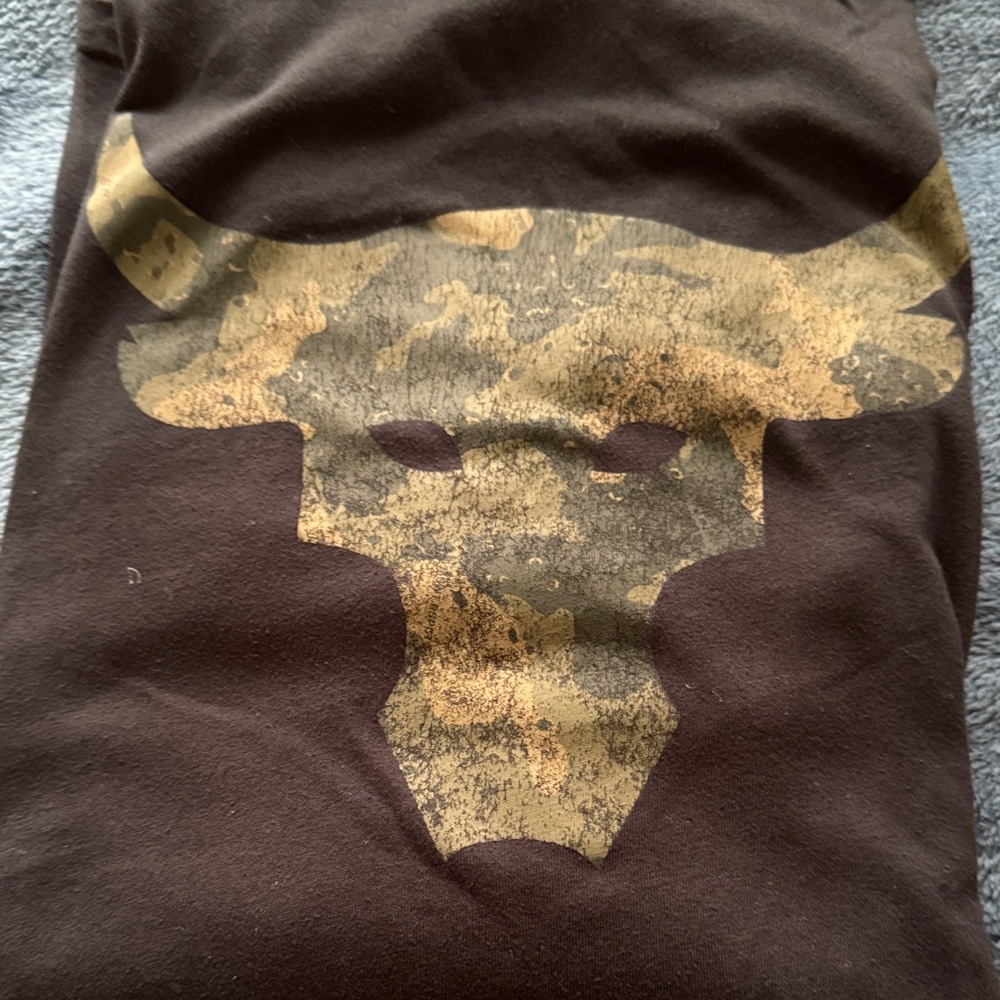Under Armour Black Long Sleeve Shirt with Camouflage Bull Design - Picture 2 of 6